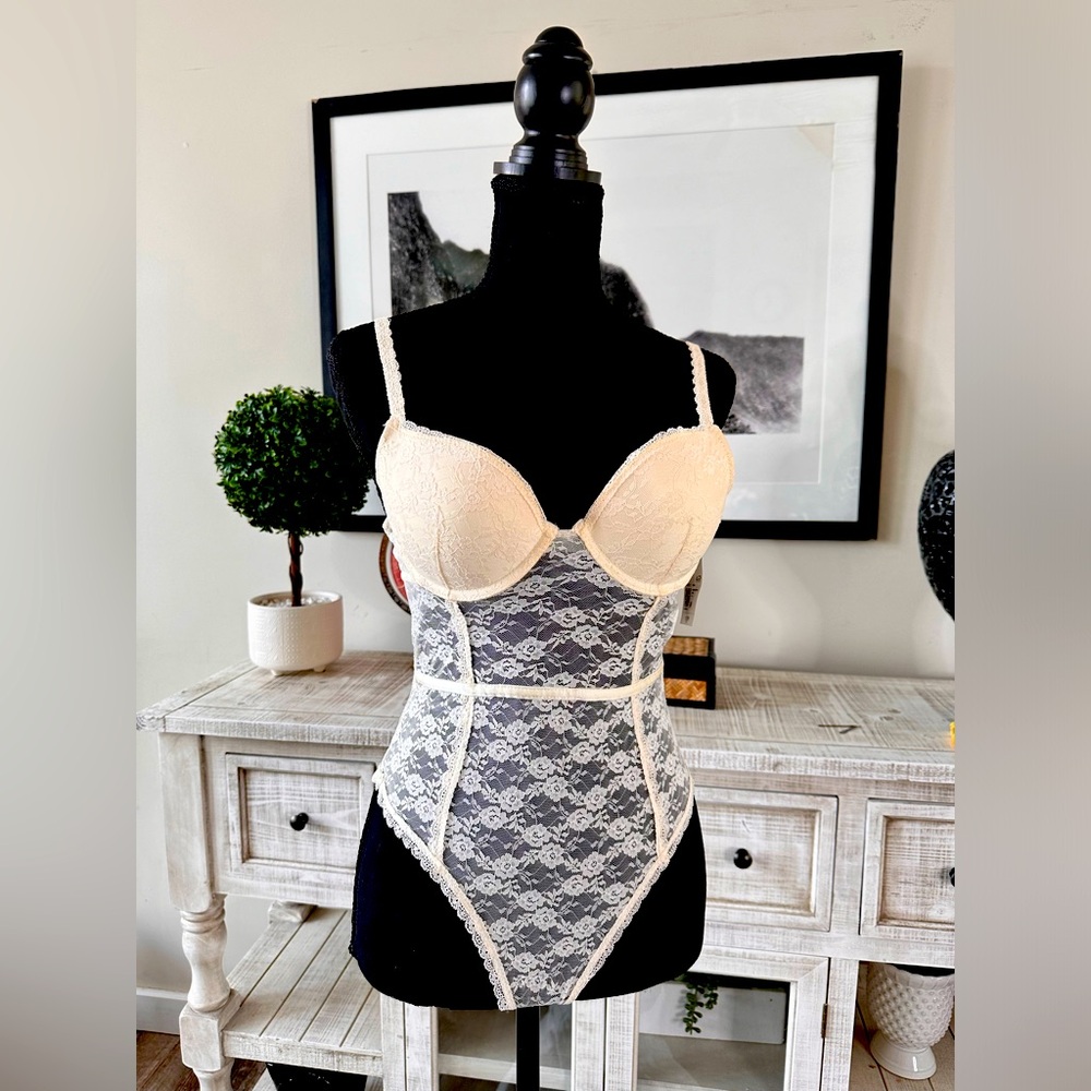 Super sexy cream bodysuit to big for me 🙁